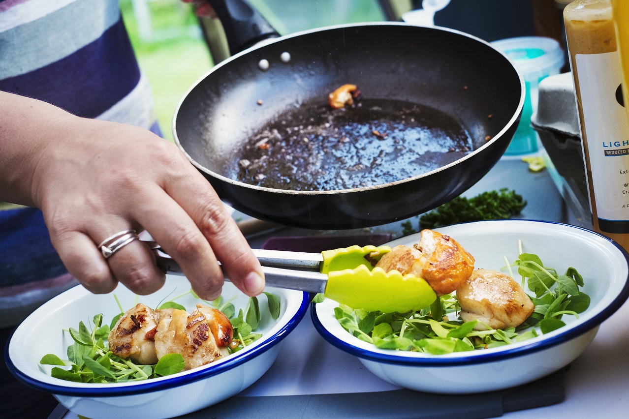 Campinggeschirr - Tiefe Teller für Salat neben Campingkocher | Quelle Envato